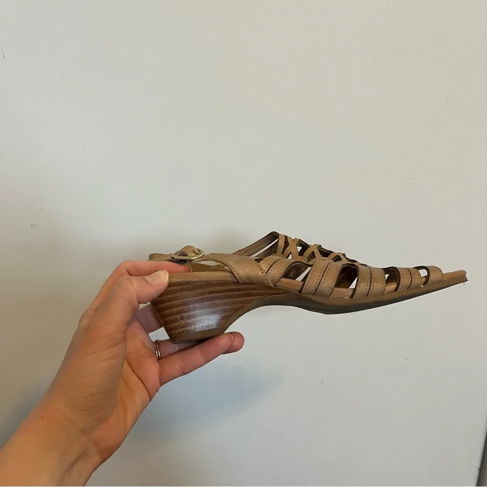 Bella Vita Tan Strappy Sandals leather wedge low heel women’s 8.5 light brown